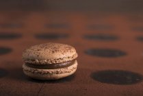 Macaron al cioccolato sul tavolo — Foto stock