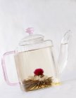Чай цветок в стеклянном чайнике — стоковое фото