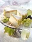 Bolo de queijo decorado com kiwis e uvas — Fotografia de Stock
