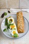 Відкрити яйце сендвіч — стокове фото