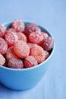 Vue rapprochée des bonbons en forme de framboise et de fraise — Photo de stock