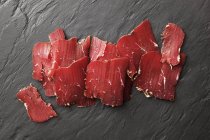 Carne ahumada en rodajas - foto de stock