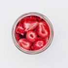 Vista close-up de frasco de fatias de morango liofilizadas — Fotografia de Stock