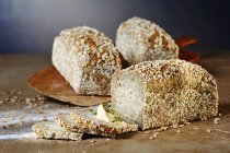Brot mit Frischkäse — Stockfoto
