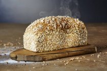 Dampfender Laib Brot — Stockfoto