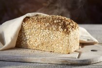Парящая буханка хлеба — стоковое фото