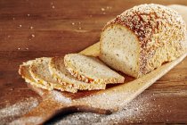 Нарезанный хлеб по буквам — стоковое фото