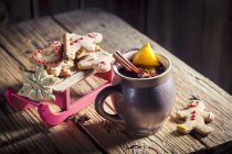 Mulled wine and gingerbread — Stock Photo