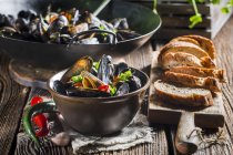Muscheln mit Knoblauch und Chilischoten — Stockfoto