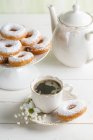 Rosquillas y café sobre una mesa blanca - foto de stock