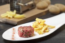 Beef tartare with chips — Stock Photo