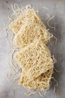 Сухая сырая пшеничная паста Mie — стоковое фото