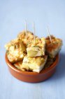 Kartoffeltortilla mit Jalapeos auf braunem Schälchen — Stockfoto