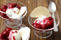 Mascarpone desserts with jam — Stock Photo