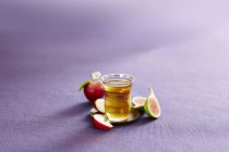 Verre de thé aux pommes turc — Photo de stock