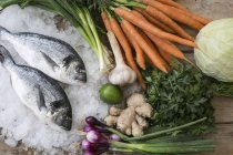 Морские леща с овощами — стоковое фото