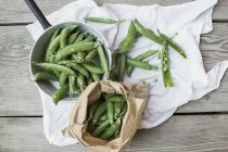 Pea pods in a sack — Stock Photo