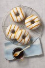 Donuts mit weißer Glasur — Stockfoto