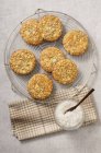 Müsli-Kekse auf Drahtgestell — Stockfoto
