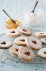 Vista da vicino di biscotti di zibellino con marmellata su una rastrelliera — Foto stock