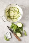 Courgettes fatiadas e manjericão verde — Fotografia de Stock