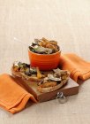 Vue surélevée de la Bruschetta surmontée de champignons grillés — Photo de stock