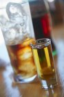 Cocktail in bicchieri sopra tavolo — Foto stock