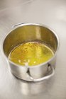 Vista elevada de manteiga de noz em um pote de aço inoxidável — Fotografia de Stock