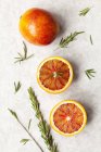 Целые и наполовину кровавые апельсины — стоковое фото