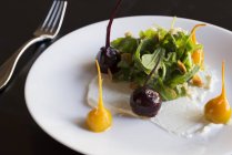 Свекольный салат с сыром — стоковое фото