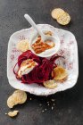 Beetroot spaghetti with yoghurt and chilli sauce — Stock Photo