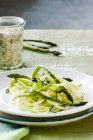 Salade d'asperges aux spaghettis à la courgette — Photo de stock