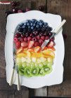 Salade de fruits disposée en rayures arc-en-ciel — Photo de stock