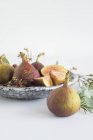 Figues fraîches dans une assiette de marbre — Photo de stock