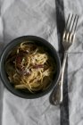 Spaghetti carbonara pasta con queso parmesano - foto de stock