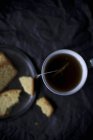 Чашка чая и торт — стоковое фото