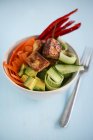 Нарезанные овощи и тофу — стоковое фото