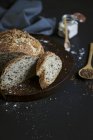 Цельнозерновой хлеб с семенами — стоковое фото