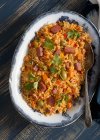 Блюдо с рисом и колбасой — стоковое фото