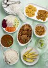 Un menu tradizionale con pollo su piatti e piatti su superficie verde — Foto stock