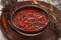 Sopa de tomate picante con chile - foto de stock