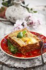 Pezzo di lasagna con carne macinata — Foto stock