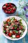 Strawberry salad with ham and mozzarella — Stock Photo