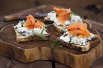 Pane tostato con formaggio e salmone — Foto stock