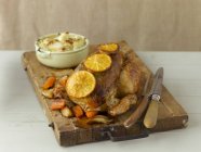 Roasted whole chicken with lemon — Stock Photo