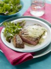 Steak mit Salat und Bärlauchsauce — Stockfoto