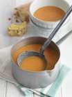 Томатный суп с тушью в кастрюле — стоковое фото