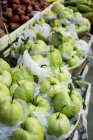 Frische Guaven in Folie gewickelt — Stockfoto