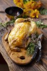 Roasted whole chicken with fresh herbs — Stock Photo