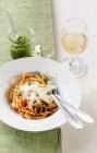 Spaghetti alla carota con aglio selvatico — Foto stock